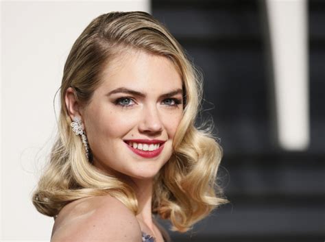 Topless Kate Upton Knocked Over by Wave During SI Swimsuit。